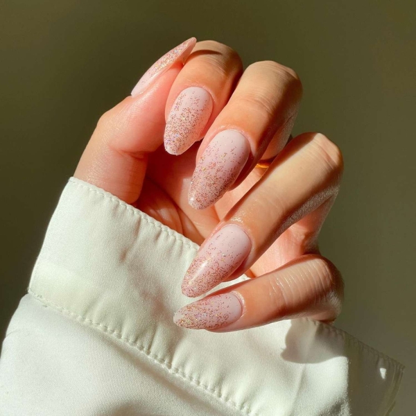 Glitter ombré nail designs are great for special occasions and everyday manicures. Here are over 25 glitter ombré nail looks to inspire your next mani.