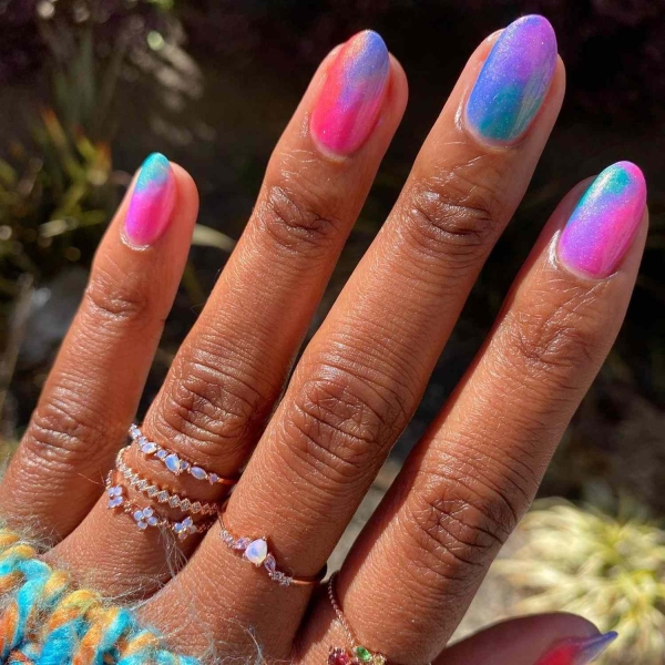 Glitter ombré nail designs are great for special occasions and everyday manicures. Here are over 25 glitter ombré nail looks to inspire your next mani.