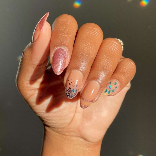 Glitter ombré nail designs are great for special occasions and everyday manicures. Here are over 25 glitter ombré nail looks to inspire your next mani.