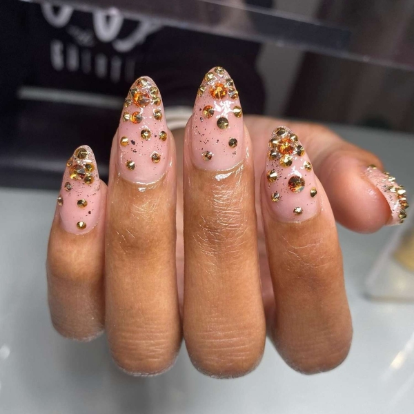 Glitter ombré nail designs are great for special occasions and everyday manicures. Here are over 25 glitter ombré nail looks to inspire your next mani.