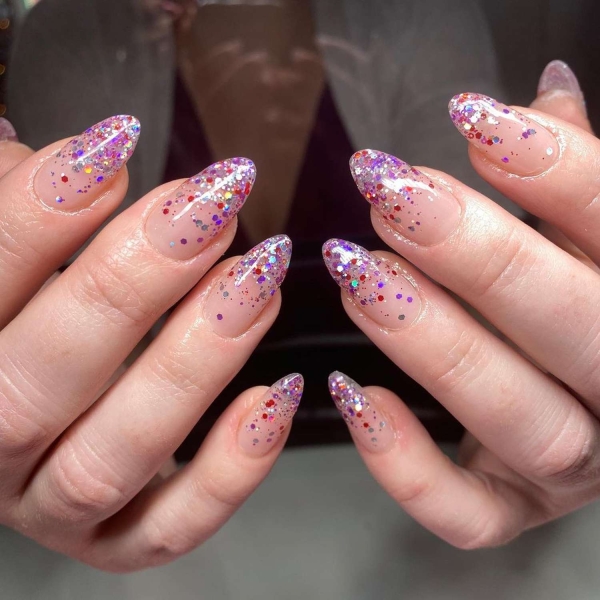 Glitter ombré nail designs are great for special occasions and everyday manicures. Here are over 25 glitter ombré nail looks to inspire your next mani.