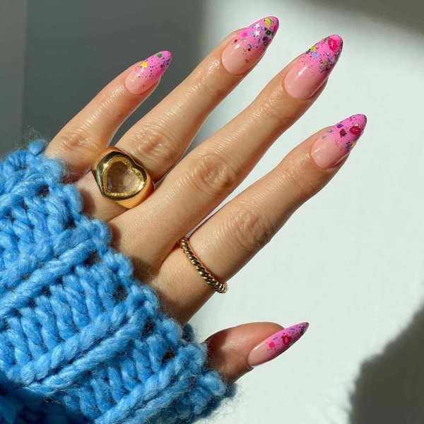 Glitter ombré nail designs are great for special occasions and everyday manicures. Here are over 25 glitter ombré nail looks to inspire your next mani.