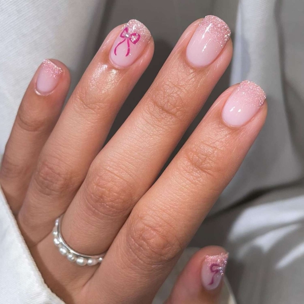 Glitter ombré nail designs are great for special occasions and everyday manicures. Here are over 25 glitter ombré nail looks to inspire your next mani.