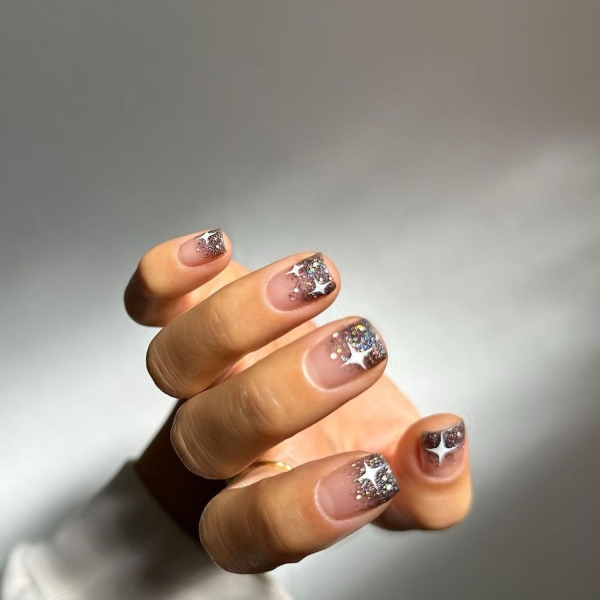 Glitter ombré nail designs are great for special occasions and everyday manicures. Here are over 25 glitter ombré nail looks to inspire your next mani.