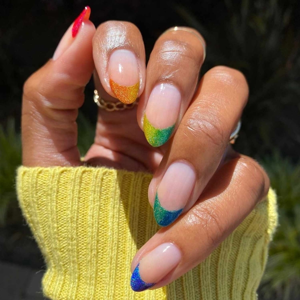 Glitter ombré nail designs are great for special occasions and everyday manicures. Here are over 25 glitter ombré nail looks to inspire your next mani.