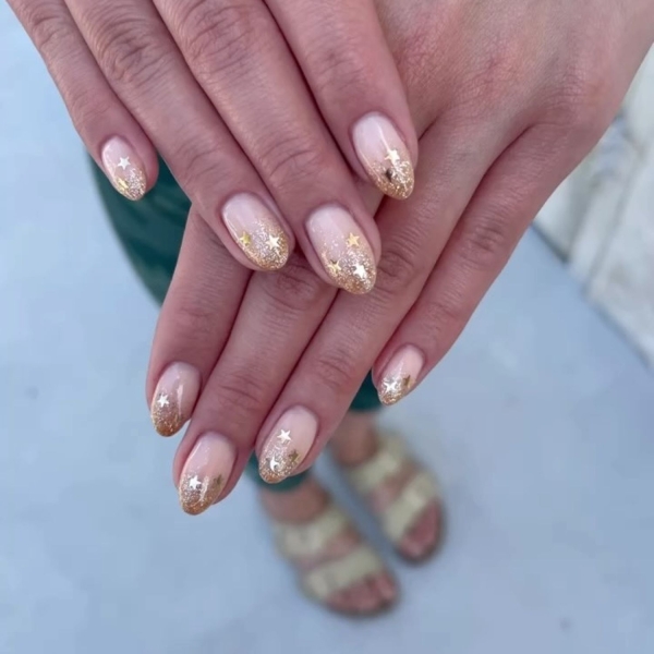 Glitter ombré nail designs are great for special occasions and everyday manicures. Here are over 25 glitter ombré nail looks to inspire your next mani.