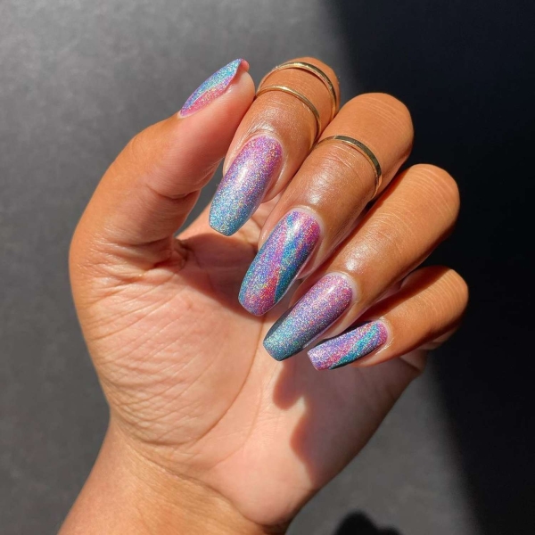 Glitter ombré nail designs are great for special occasions and everyday manicures. Here are over 25 glitter ombré nail looks to inspire your next mani.