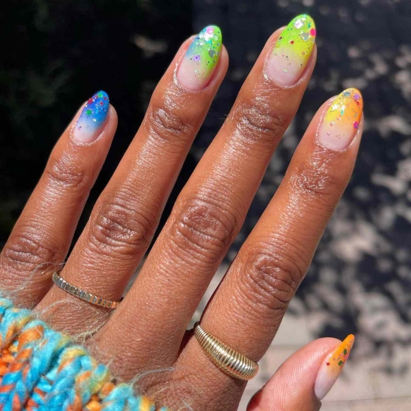 Glitter ombré nail designs are great for special occasions and everyday manicures. Here are over 25 glitter ombré nail looks to inspire your next mani.