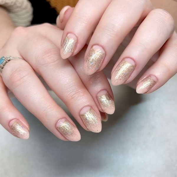 Glitter ombré nail designs are great for special occasions and everyday manicures. Here are over 25 glitter ombré nail looks to inspire your next mani.