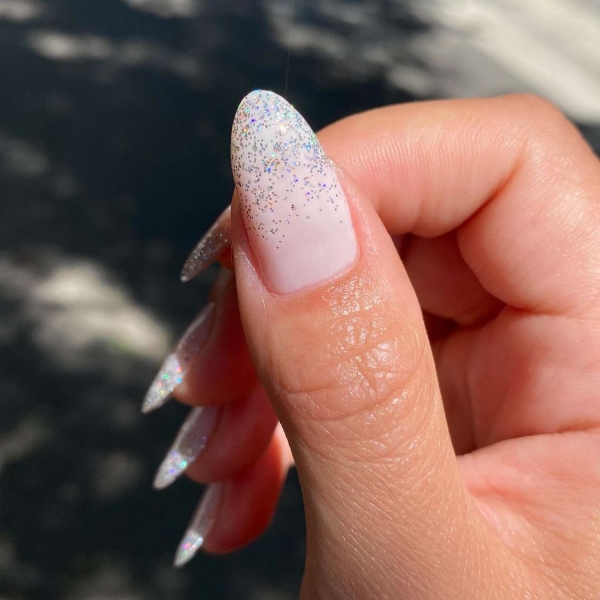 Glitter ombré nail designs are great for special occasions and everyday manicures. Here are over 25 glitter ombré nail looks to inspire your next mani.