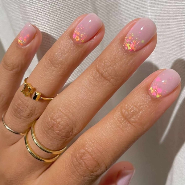 Glitter ombré nail designs are great for special occasions and everyday manicures. Here are over 25 glitter ombré nail looks to inspire your next mani.