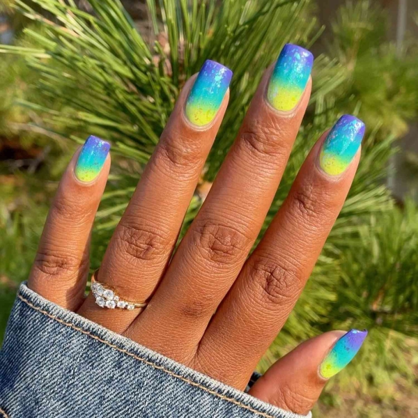 Glitter ombré nail designs are great for special occasions and everyday manicures. Here are over 25 glitter ombré nail looks to inspire your next mani.