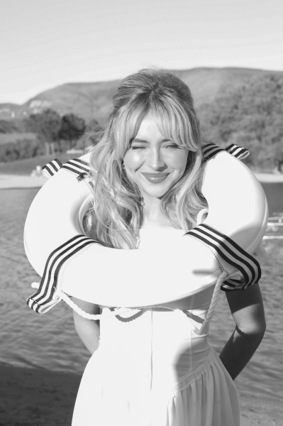 Sabrina Carpenter Channels Retro Beach Style in “Espresso”