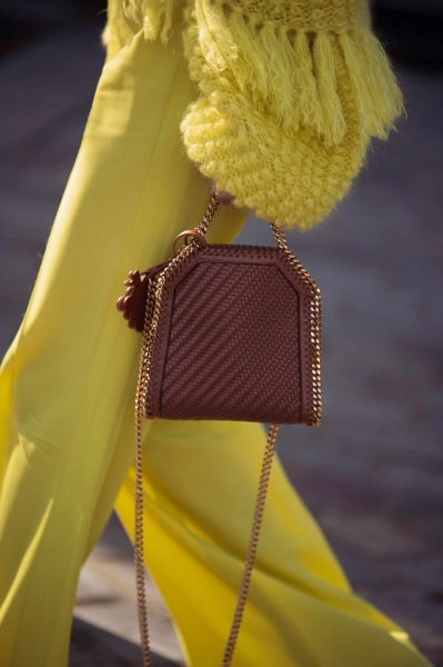 Step up your spring wardrobe game with the best handbag trends to try this year. From tempting top-handle purses to two-tone crossbody bags, you'll want to add each of these trending styles to your online shopping cart.