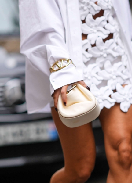 Step up your spring wardrobe game with the best handbag trends to try this year. From tempting top-handle purses to two-tone crossbody bags, you'll want to add each of these trending styles to your online shopping cart.