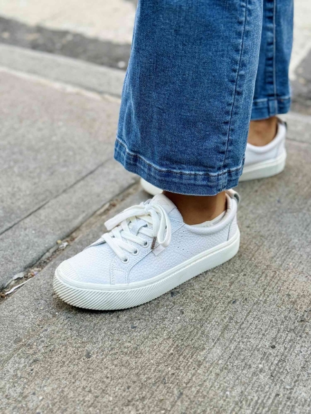A fashion editor shares her experience with the comfy Cariuma Oca Low sneaker. Shop the tennis shoes in both canvas and leather from a Brooke Shields and Alexandra Daddario-worn brand.
