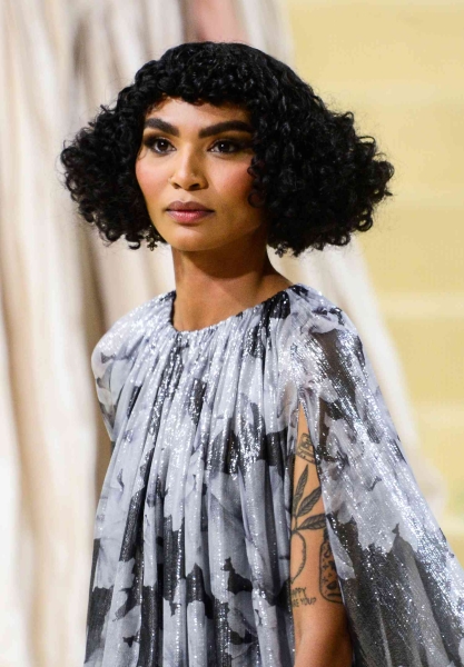Angled bobs are chic and flattering in equal parts. Scroll through these 17 angled bob looks to find inspiration and get game-changing styling tips.