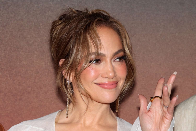 From red carpets and sold-out arenas to coffee runs and press junkets, you can count on Jennifer Lopez to rock a smoky eye and nude lip. Here's how to recreate the signature makeup look at home.