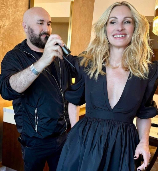 Julia Roberts changed her signature red hair to a bright blonde. Her colorist, Kadi Lee, explained the process on Instagram.