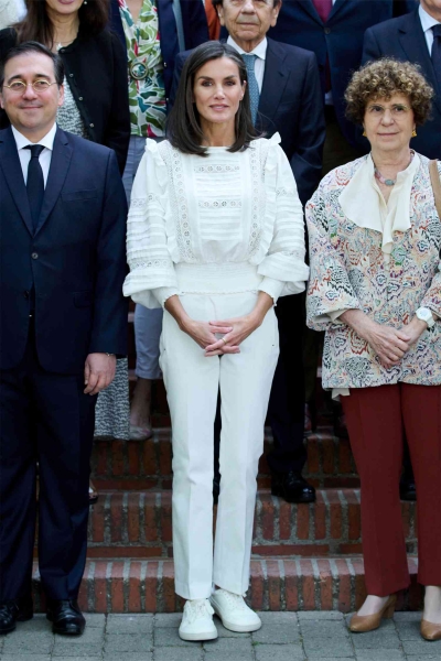 Queen Letizia stepped out for an event in the most summer-perfect outfit, consisting of white jeans, an ethereal white blouse, and crisp white sneakers that I can’t stop thinking about. Shop clean, minimalist kicks insured by the Queen of Spain from Cariuma, Madewell, and Alo Yoga.
