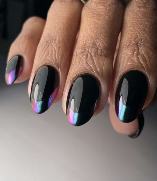 Hailey Bieber's chrome nails seem to never go out of style. Celebrity nail artists Sashanie Gray and Rachel Messick share everything you need to know about chrome nails and 15 of their favorite designs.