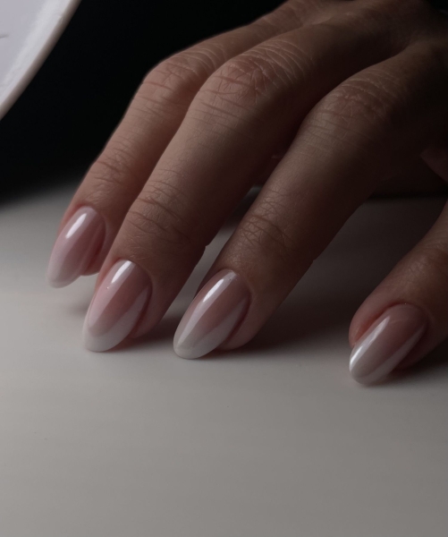 Hailey Bieber's chrome nails seem to never go out of style. Celebrity nail artists Sashanie Gray and Rachel Messick share everything you need to know about chrome nails and 15 of their favorite designs.