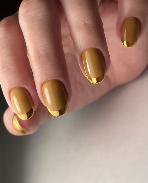 Hailey Bieber's chrome nails seem to never go out of style. Celebrity nail artists Sashanie Gray and Rachel Messick share everything you need to know about chrome nails and 15 of their favorite designs.