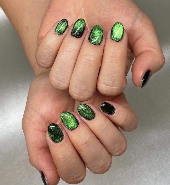 It's undeniable: Green is the color of the moment. Whether you want to go full neon or more muted, here are 18 short green nail looks to inspire your next manicure.