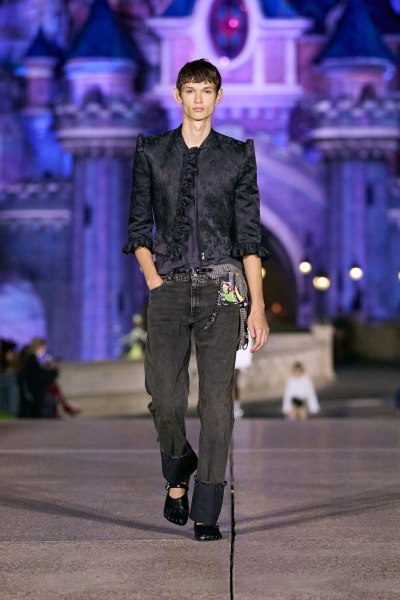 What Do Hot Men Wear Now? See the 64 Best Menswear Looks at the Spring 2025 Women’s Shows Here