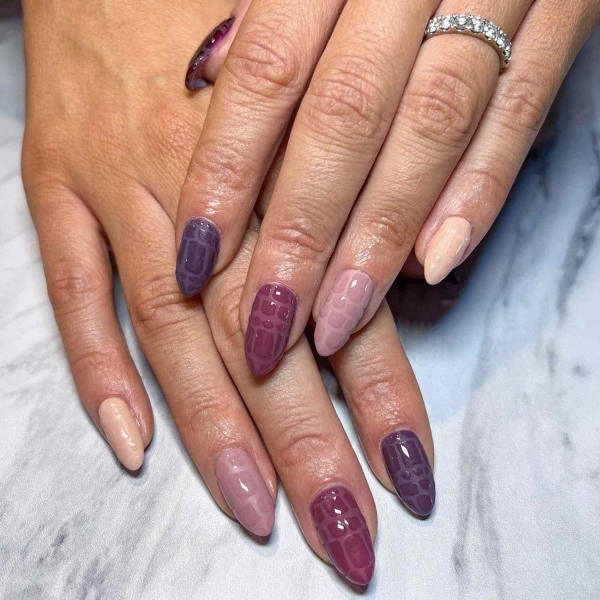 Autumn tones, animal prints, and foliage details are the easiest way to elevate manicures for the November. Here, explore over a dozen November nail ideas.