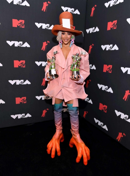 Doja Cat understands the assignment when it comes to memorable red carpet looks, remaining unapologetic with her fashion risks. Here are 12 of Doja Cat’s best red carpet looks.