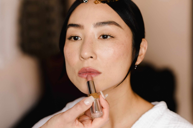 Get all the secrets behind ‘Past Lives’ star Greta Lee’s strong and ethereal Chanel makeup look.