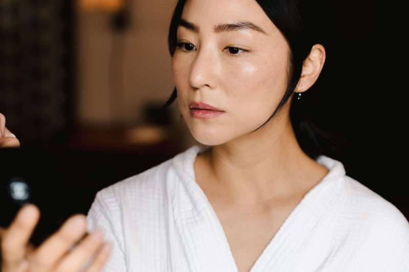 Get all the secrets behind ‘Past Lives’ star Greta Lee’s strong and ethereal Chanel makeup look.