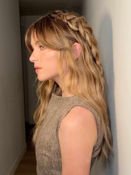 Holiday hairstyles that dazzle don't have to be super complicated. Here, pros reveal inspiring holiday hairstyles that are easy to recreate.