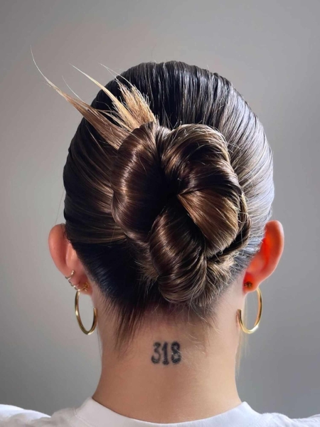 Holiday hairstyles that dazzle don't have to be super complicated. Here, pros reveal inspiring holiday hairstyles that are easy to recreate.