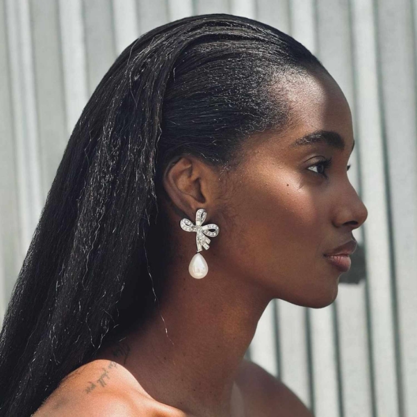 Holiday hairstyles that dazzle don't have to be super complicated. Here, pros reveal inspiring holiday hairstyles that are easy to recreate.