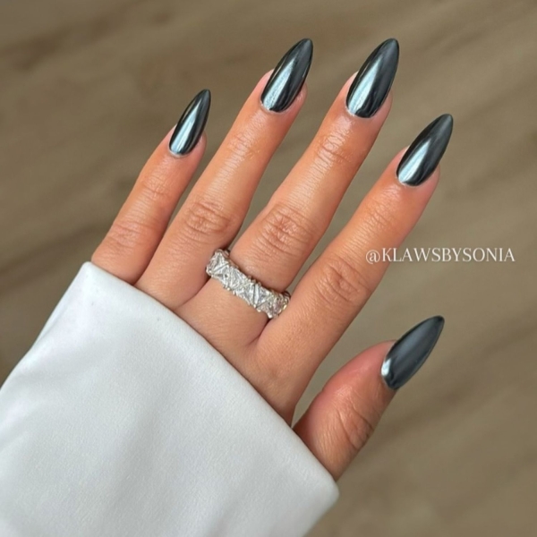 If you're looking for the best fall chrome nail ideas, here are 18 of our favorite chrome nails that are perfect to wear this autumn.