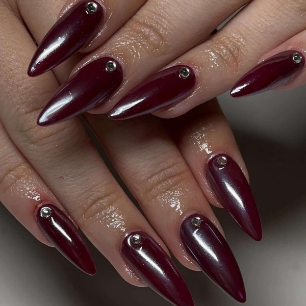 If you're looking for the best fall chrome nail ideas, here are 18 of our favorite chrome nails that are perfect to wear this autumn.