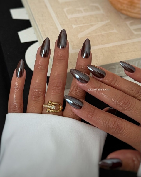 If you're looking for the best fall chrome nail ideas, here are 18 of our favorite chrome nails that are perfect to wear this autumn.