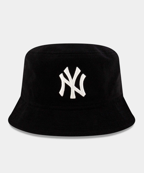 If you're not in the mood to gift yet another Yankees logo T-shirt to the baseball fan in your life, here are 11 stylish gifts the sports fan in your life will be happy to receive.