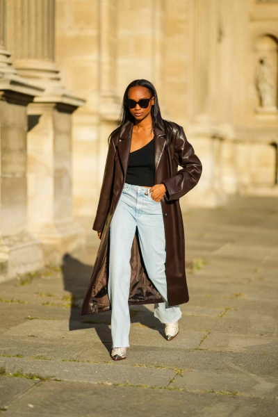 Knowing what to wear in 70 degree weather can get tricky. Check out 15 outfit ideas that are perfect for shoulder season and transitional days, here.