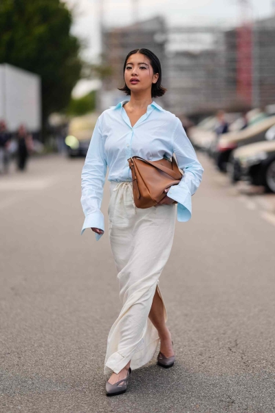 Knowing what to wear in 70 degree weather can get tricky. Check out 15 outfit ideas that are perfect for shoulder season and transitional days, here.