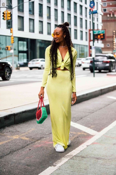 Knowing what to wear in 70 degree weather can get tricky. Check out 15 outfit ideas that are perfect for shoulder season and transitional days, here.