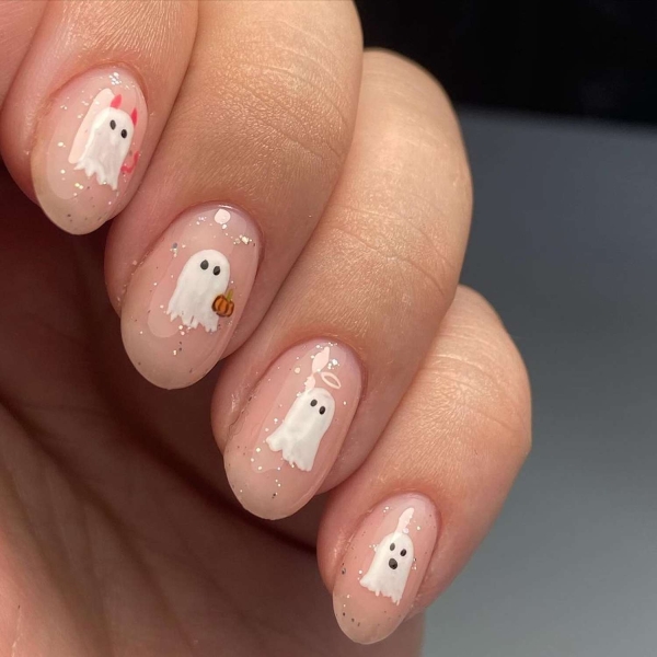 Nothing says spooky season like short Halloween nails. Here, explore 17 short Halloween nail designs that are a whole mood.