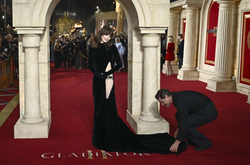 Pedro Pascal was a total gentleman helping his sister, Lux, at the premiere of 'Gladiator II' in London's Leicester Square.