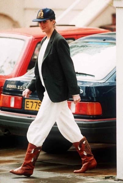 Princess Diana is the ultimate fall fashion inspiration when it comes to layered transitional dressing that's as casual as it is cool. Here's a look back at six of her best outfit formulas to recreate this season.