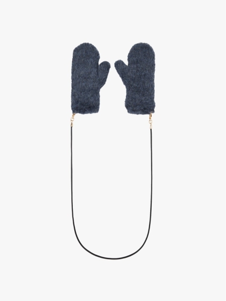 Snoods, Scarves and Beanies! Don’t Forget These Stylish Winter Accessories on Your Way Out