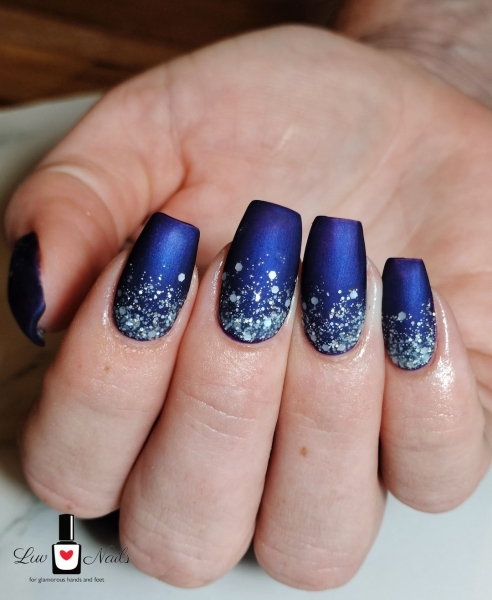 Snowflake nail art is a classic look that can be worn throughout fall and winter. Whether you want a detailed snowflake on each finger, or you want your nails to look flocked, snowy nails are all up to your personal interpretation. We share some of the best versions of the trend, here.