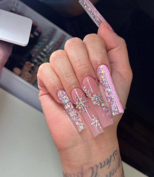 Snowflake nail art is a classic look that can be worn throughout fall and winter. Whether you want a detailed snowflake on each finger, or you want your nails to look flocked, snowy nails are all up to your personal interpretation. We share some of the best versions of the trend, here.