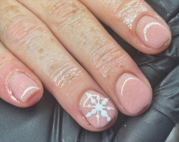 Snowflake nail art is a classic look that can be worn throughout fall and winter. Whether you want a detailed snowflake on each finger, or you want your nails to look flocked, snowy nails are all up to your personal interpretation. We share some of the best versions of the trend, here.